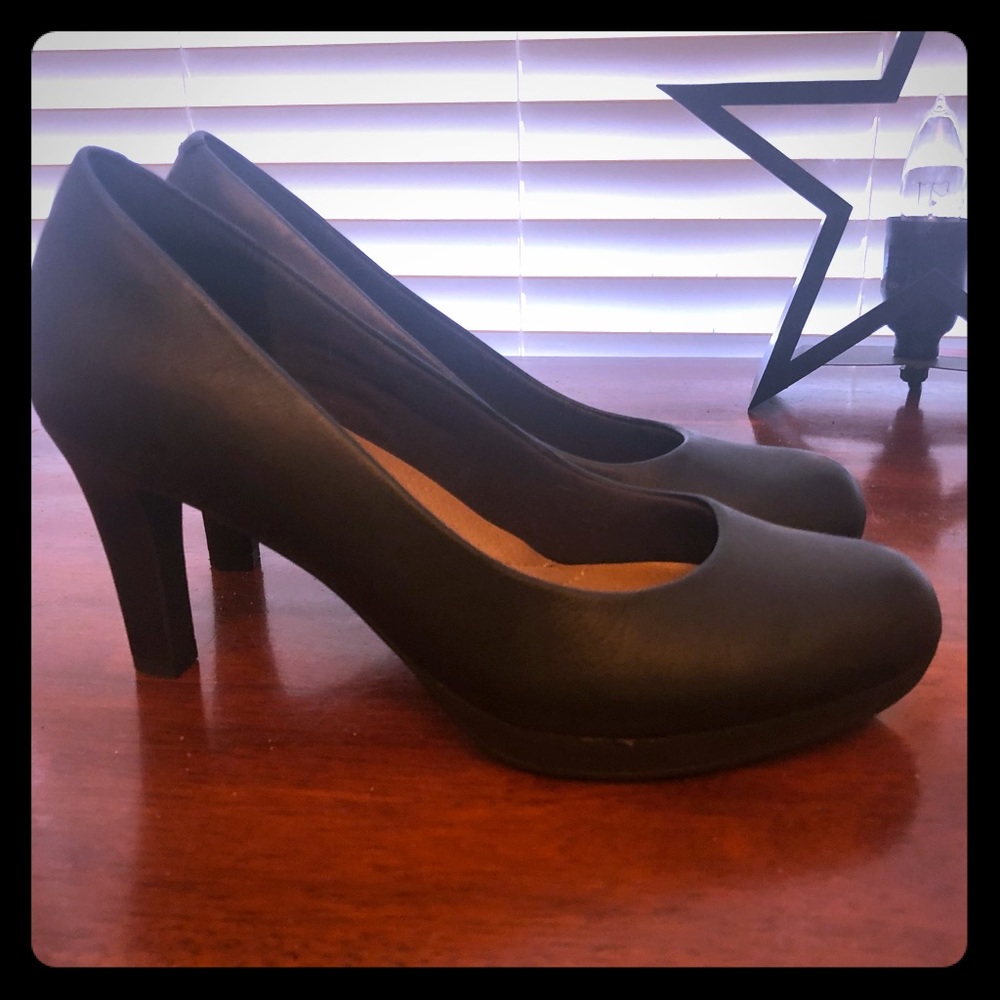 Clarks Collection Cushion Worn Once Black 6.5 3”